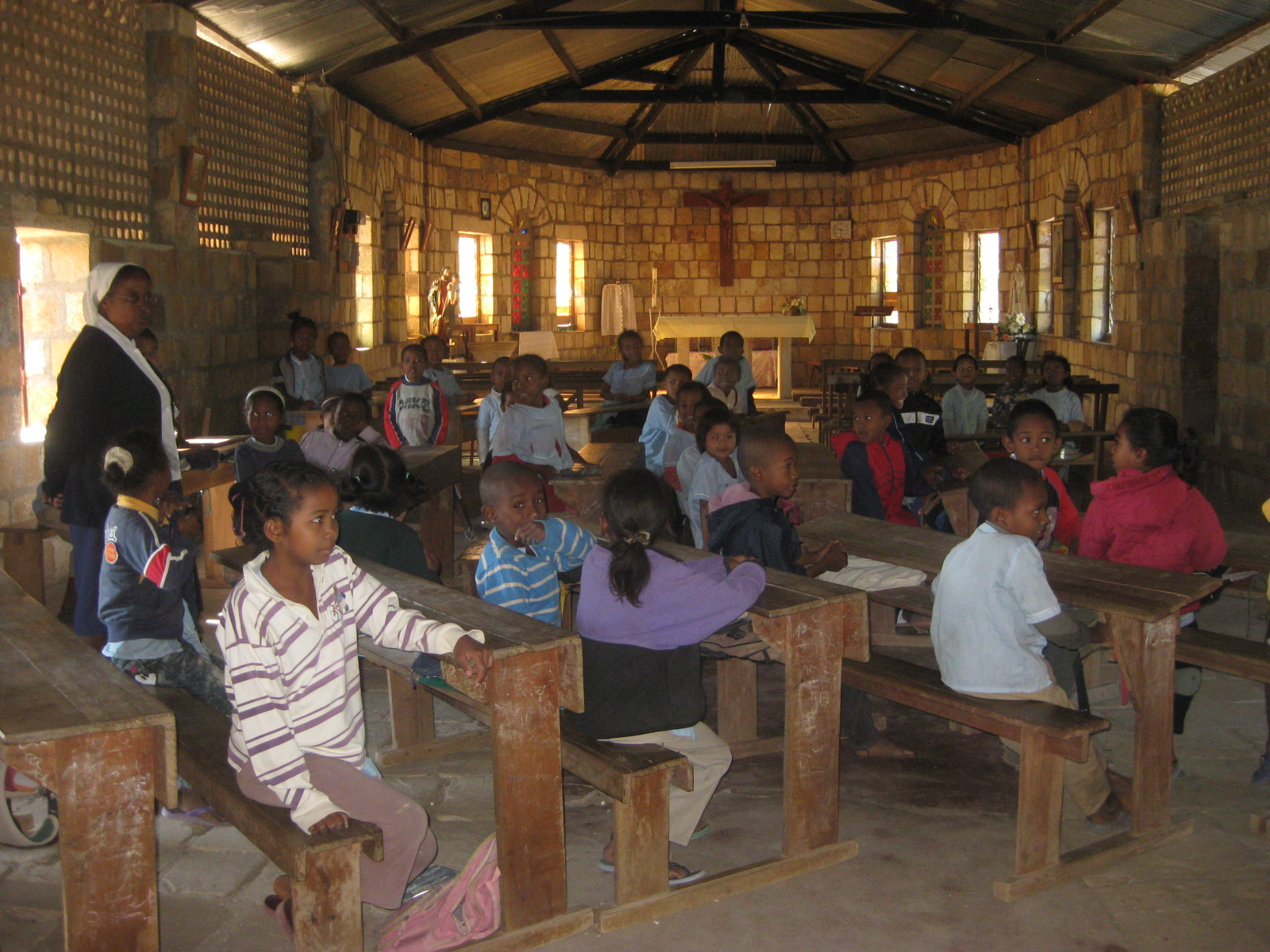 2015 L'école se fait dans l'église d'Ampanasana
